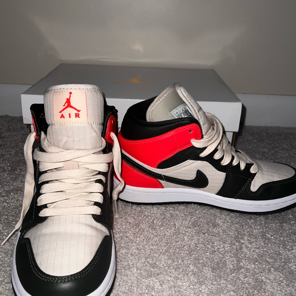 Nike Air Jordan 1 Mid size 7 with box